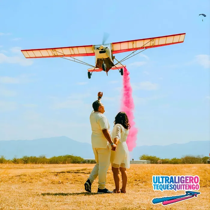 Ultraligero sobre pareja con humo rosa