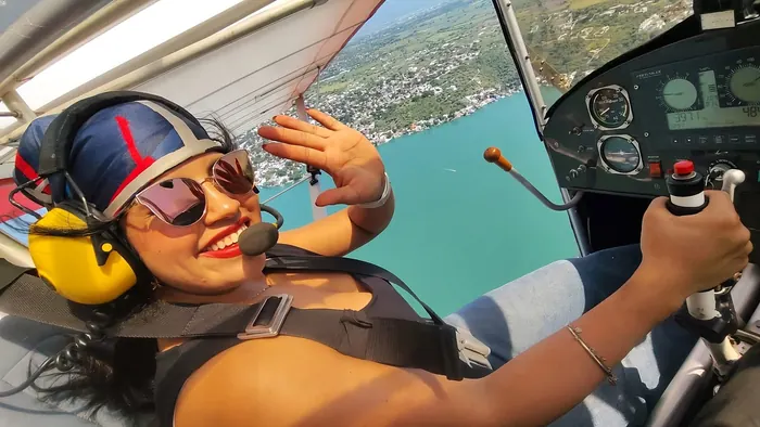 Pasajera sonriendo durante vuelo sobre el lago