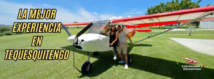 Pareja junto a ultraligero en Tequesquitengo
