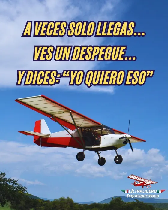 Ultraligero en el cielo con frase promocional